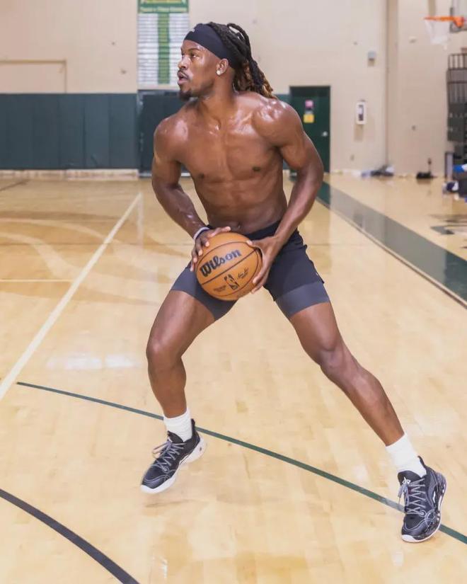 围绕两点展 围绕两点展